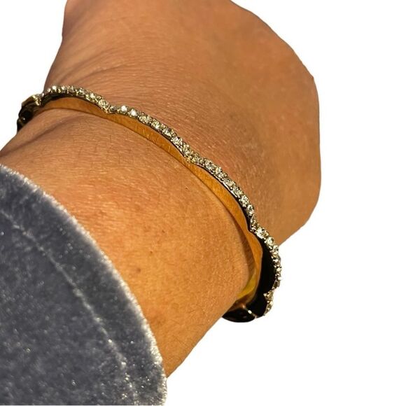 NWT Anne Klein Gold Tone Crystal Scallop Stone Hinge Bangle Bracelet - Picture 4 of 5